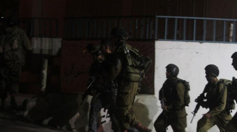 بالفيديو: الاحتلال يشن حملة اعتقالات في مناطق متفرقة بالضفة