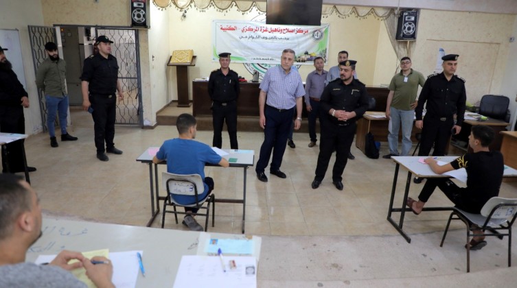 بالصور: 15 نزيلاً بمراكز الإصلاح والتأهيل يتقدمون لاختبارات "التوجيهي"
