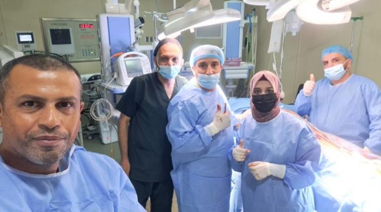 غزة: طاقم طبي يُجري 5 عمليات جراحية ضخمة