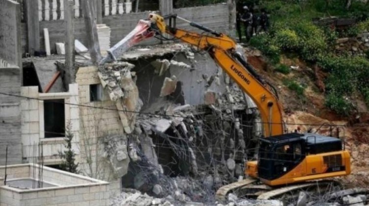 آليات الاحتلال تهدم منزلا في مدينة القدس المحتلة