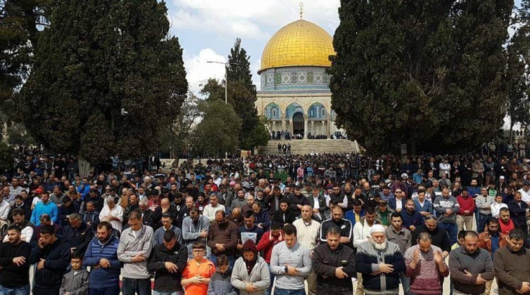 بالفيديو والصور: 50 ألف مصلّ أدوا صلاة الجمعة في "الأقصى"