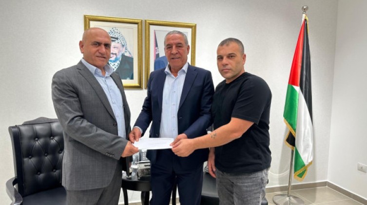الشيخ يُسلم مكرمة قطرية لمؤسسات وجمعيات جنين ومخيمها