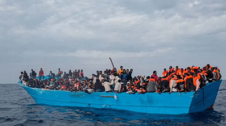 مصرع 32 شخصا جراء غرق قارب مهاجرين في اليونان