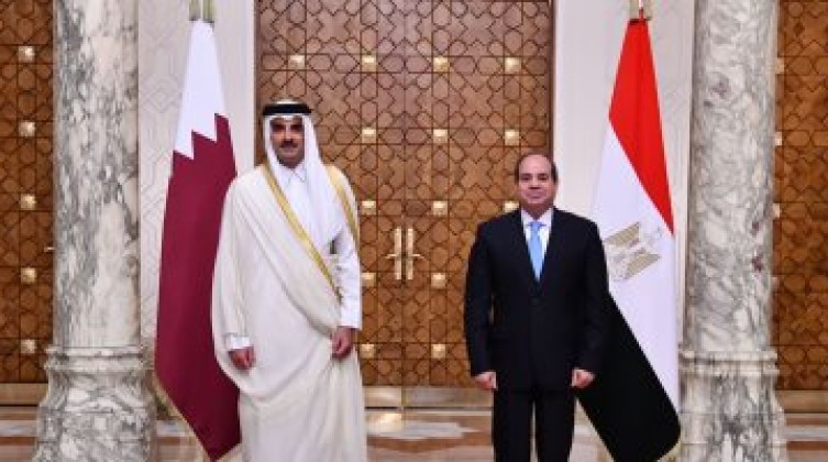 السيسي وأمير قطر يؤكدان أهمية العمل لاحتواء الأوضاع الإنسانية بالسودان