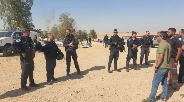 بالصور: الاحتلال يهدم 5 مساكن لعائلة الغول قرب عرعرة بالنقب المحتل