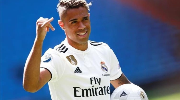 الثاني خلال ساعات.. ريال مدريد يعلن رسميًا رحيل مهاجمه