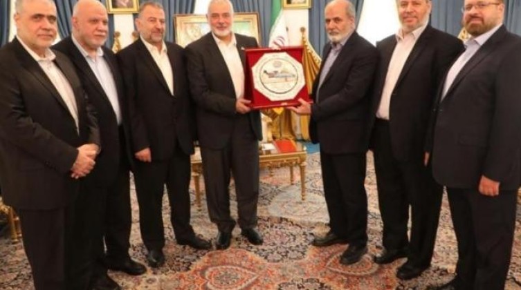 بالصور: هنية ووفد "حماس" يلتقون أمين عام مجلس الأمن القومي الإيراني