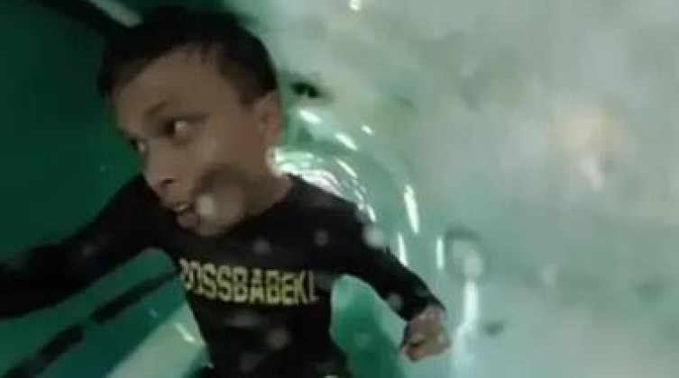 بالفيديو: شاب يعلق داخل زلاجة مائية من أجل تيك توك !
