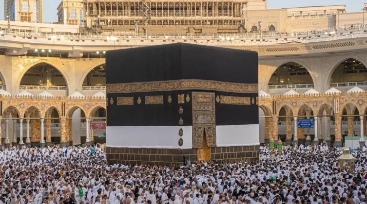 الحجاج يؤدون "طواف الإفاضة".. وسط منظومة متكاملة من الخدمات