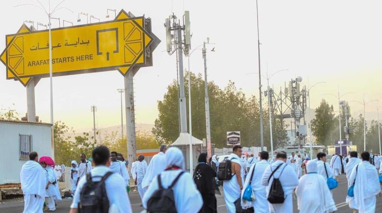 بث مباشر.. توافد الحجاج على جبل عرفات لأداء "الركن الأعظم"