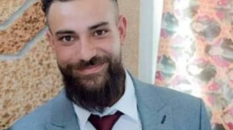 الأسير محمد دنديس يعلق إضرابه المفتوح عن الطعام