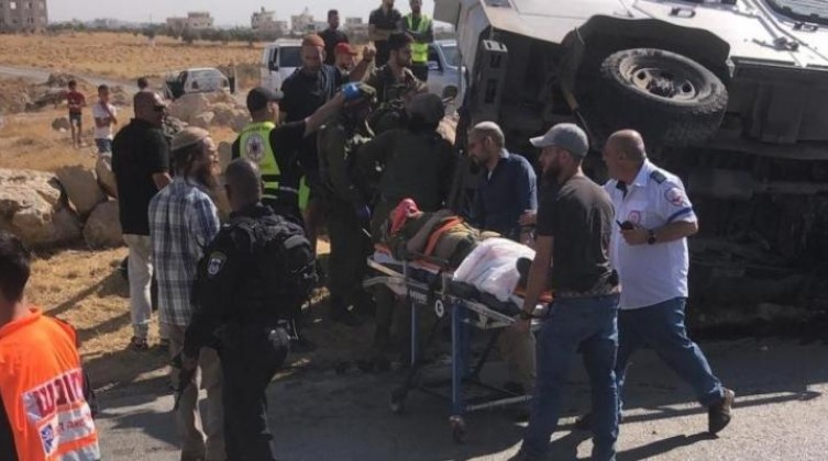 بالفيديو: إصابة 4 جنود إسرائيليين بانقلاب مركبة عسكرية قرب الخليل
