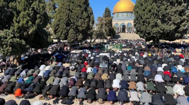بالصور: 50 ألف مصلٍ أدوا صلاة الجمعة في المسجد الأقصى