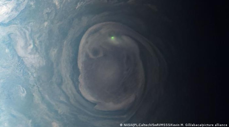 ما سر النقطة الخضراء البراقة على سطح كوكب المشتري؟