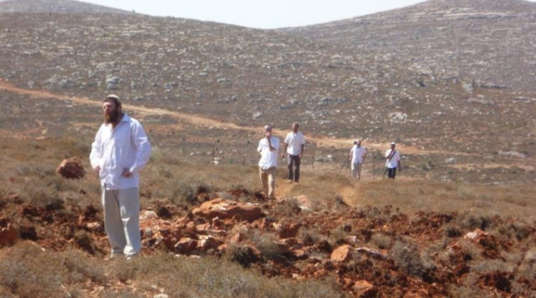 مستوطنون يعتدون على المواطنين في قرية المغير
