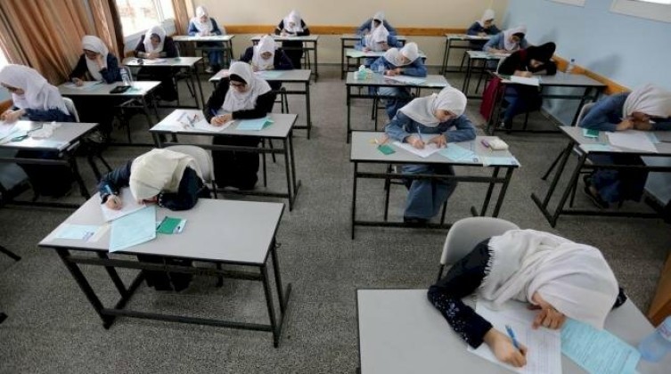 طلبة "التوجيهي" يشيدون بسهولة امتحان اللغة العربية