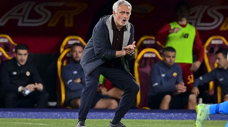 اليويفا يُعلن إيقاف جوزيه مورينيو