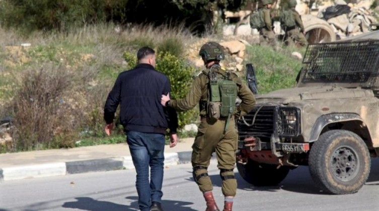 الاحتلال يعتقل شابًا قرب حاجز عسكري بالخليل