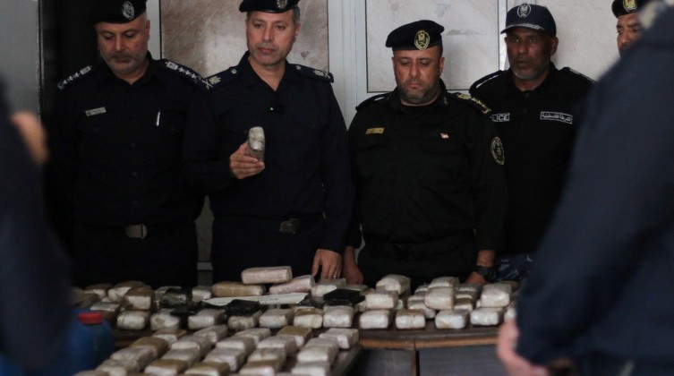 بالصور: البحرية تحبط محاولة تهريب كمية كبيرة من المواد المخدرة جنوب قطاع غزة