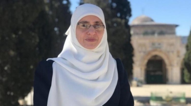 الاحتلال يمنع المرابطة حلواني من دخول "الأقصى" ويستدعيها للتحقيق