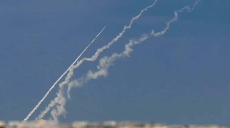 المقاومة بغزة تجري تجارب صاروخية تجاه البحر