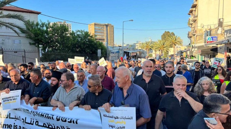 بالصور: الآلاف يتظاهرون بحيفا ضد استفحال الجريمة وتواطؤ شرطة الاحتلال