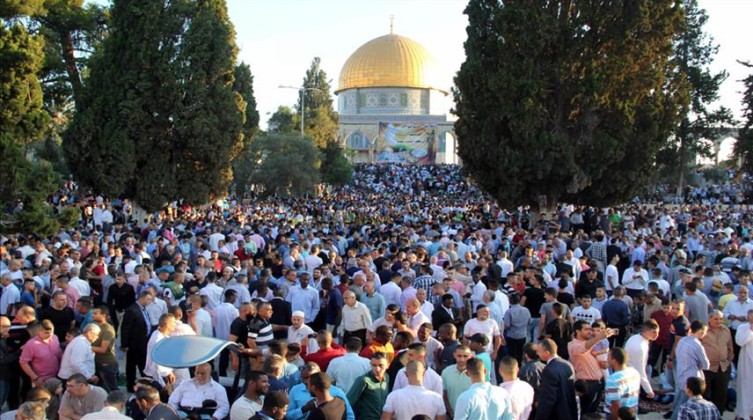 بالفيديو والصور: 100 ألفٍ أدوا صلاة عيد الأضحى في المسجد الأقصى