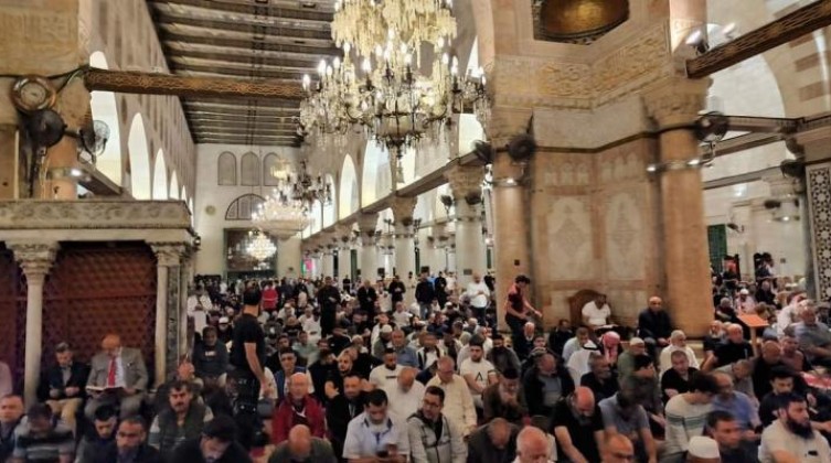 بالصور: الآلاف يؤدون صلاة الفجر في المسجد الأقصى