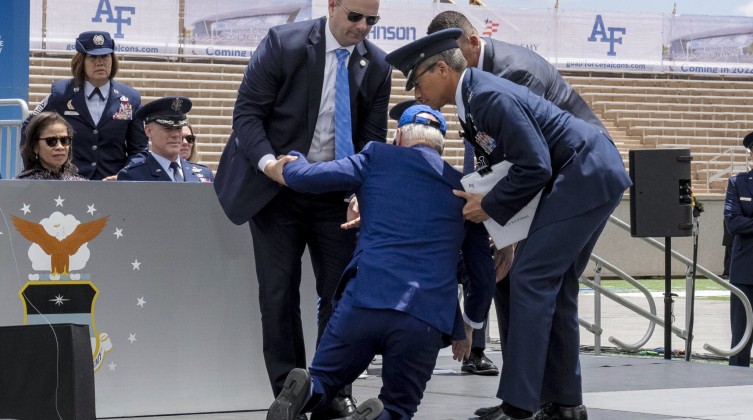 تفاصيل الحالة الصحية للرئيس الأمريكي بعد سقوطه أرضا
