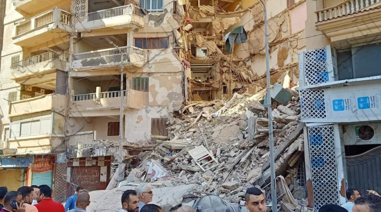 بالصور: انهيار عقار سكني من 13 طابق في الإسكندرية بمصر