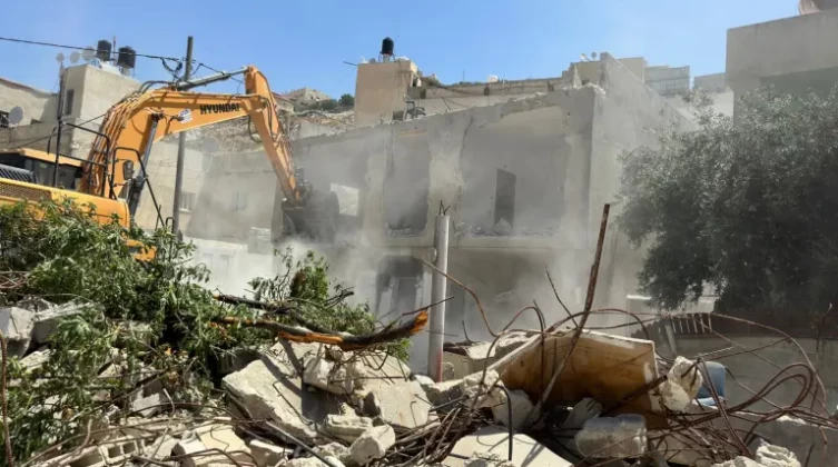 الاحتلال يجبر 5 عائلات مقدسية على هدم منازلها في سلوان