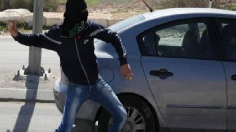 إصابة 3 مستوطنين رشقا بالحجارة قرب نابلس