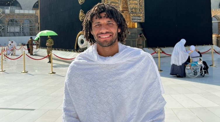 بالفيديو: لاعب منتخب مصر  يؤدي مناسك الحج