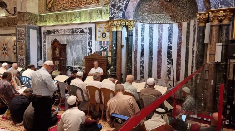 بالصور: آلاف يلبون نداء الفجر العظيم في المسجد الأقصى ومساجد الضفة