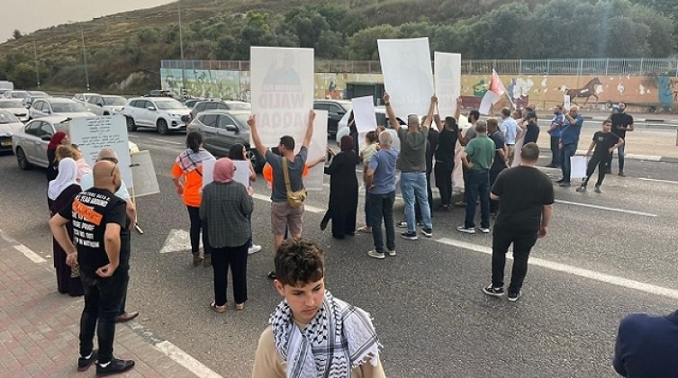 إسنادا لحرية الأسير وليد دقة: العشرات يغلقون شارع 65 في وادي عارة