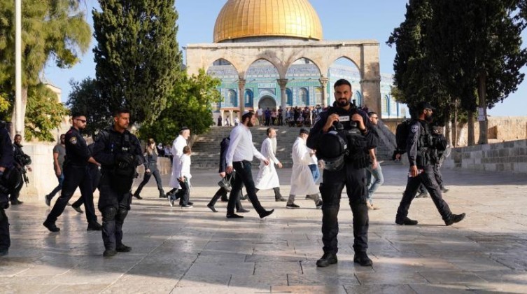 بالصور: مستوطنون يقتحمون "الأقصى" بحماية من شرطة الاحتلال