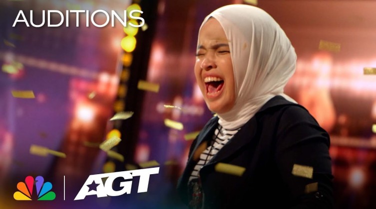 شاهد- كفيفة ومحجبة سحرت الجميع بصوتها في برنامج America’s Got Talent