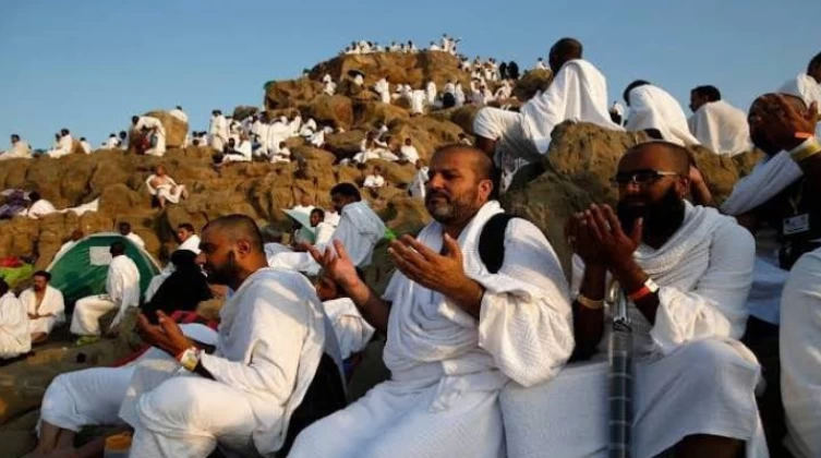 بالفيديو والصور: جبل الرحمة يتزين بالبكاء والدعوات في يوم عرفة