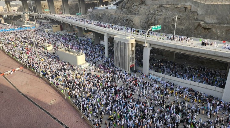 بالصور: في ثاني أيام التشريق.. حجاج بيت الله يواصلون رمي الجمرات