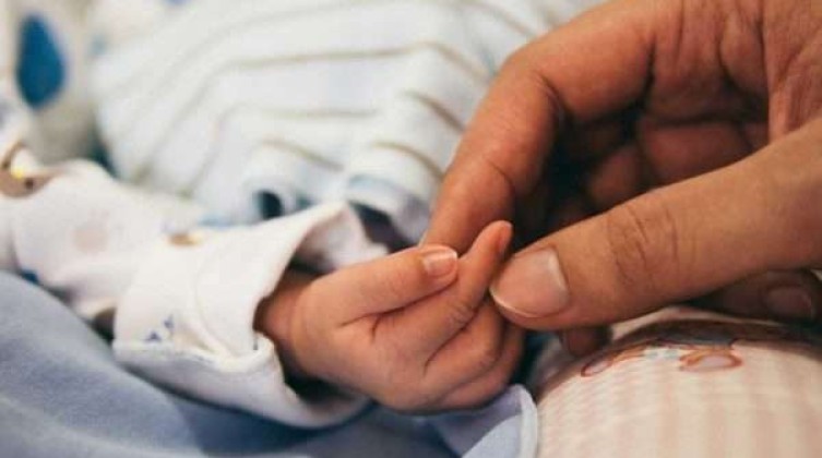 أطباء فرنسيون ينجحون في إجراء جراحة في الدماغ لجنين في بطن أمه