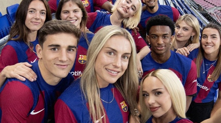 بالصور: برشلونة يكشف رسميًا عن قميصه الجديد