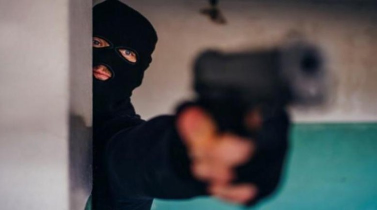 مسلحون يسطون على بنك في بلدة ترقوميا بالخليل