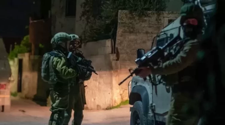الاحتلال يعتقل 5 مواطنين من مناطق متفرقة بالضفة