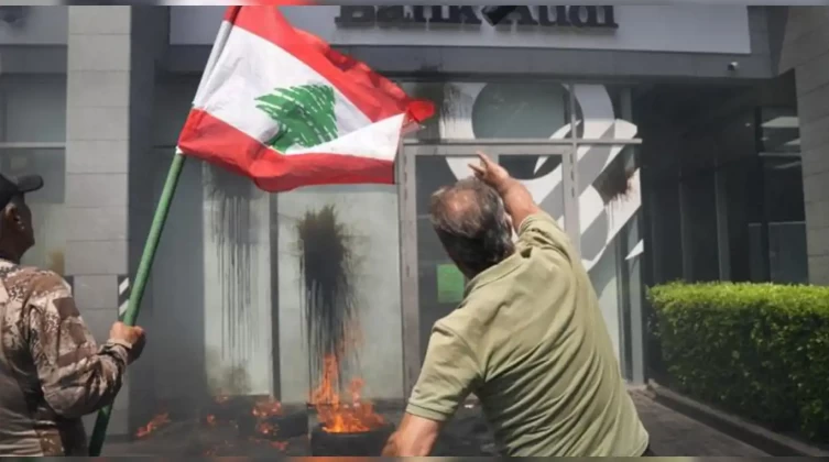 محتجون يحطّمون ويحرقون واجهات عدد من المصارف في بيروت