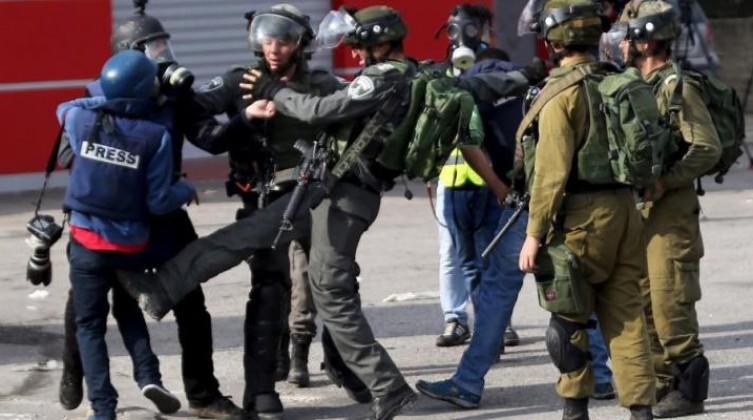 نقابة الصحفيين تطالب بوقف جرائم الاحتلال بحق الصحفيين