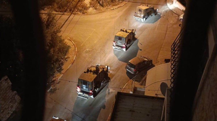 بالفيديو: إصابات إحداها خطيرة جراء اقتحام الاحتلال لنابلس ومحاصرة منزل