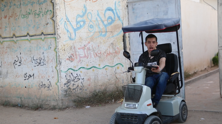 خاص بالفيديو: الطالب أبو شنب يحطم إعاقته على صخرة النجاح