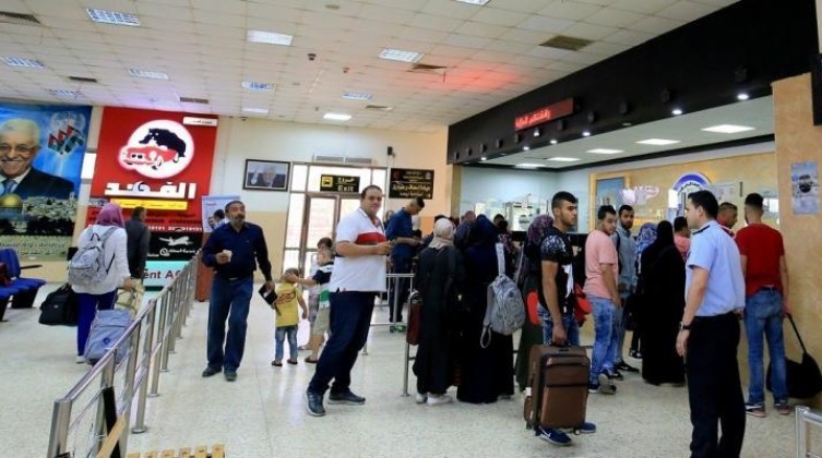 كم بلغ عدد المسافرين عبر معبر الكرامة خلال الأسبوع الماضي؟