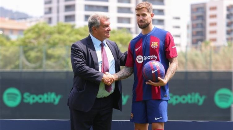 رسميًا.. إينيجو مارتينيز يوقع عقود انضمامه إلى برشلونة