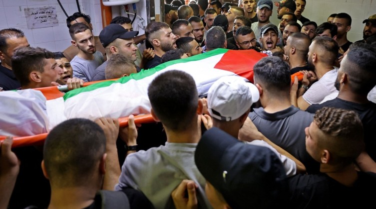 جماهير نابلس تشيع جثمان الشهيد محمد ندى